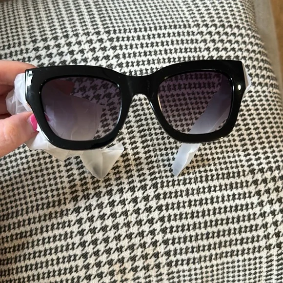 New Quay By The Way Black Frame Smoke Lens Sunglasses With Case - Picture 5 of 11